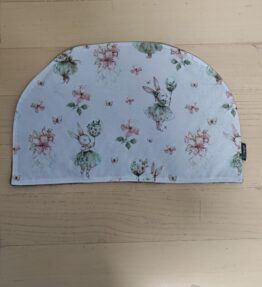 Ruoka-alusta pupu ja kukkapallo