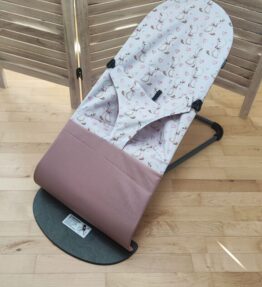 sitterin päällinen pieni ankanpoikanen
